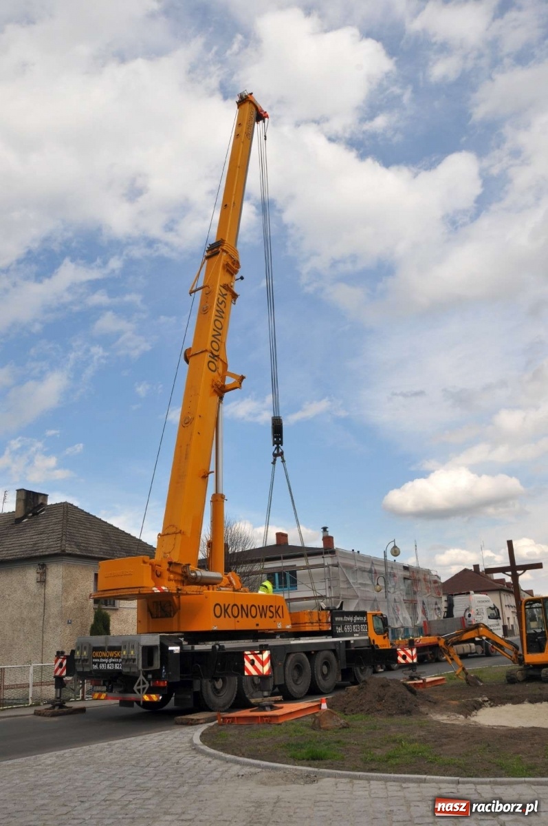 Zdjęcie w galerii na portalu naszraciborz.pl: W Kuźni Raciborskiej stanął głaz narzutowy z epoki lodowcowej wiadomości z regionu