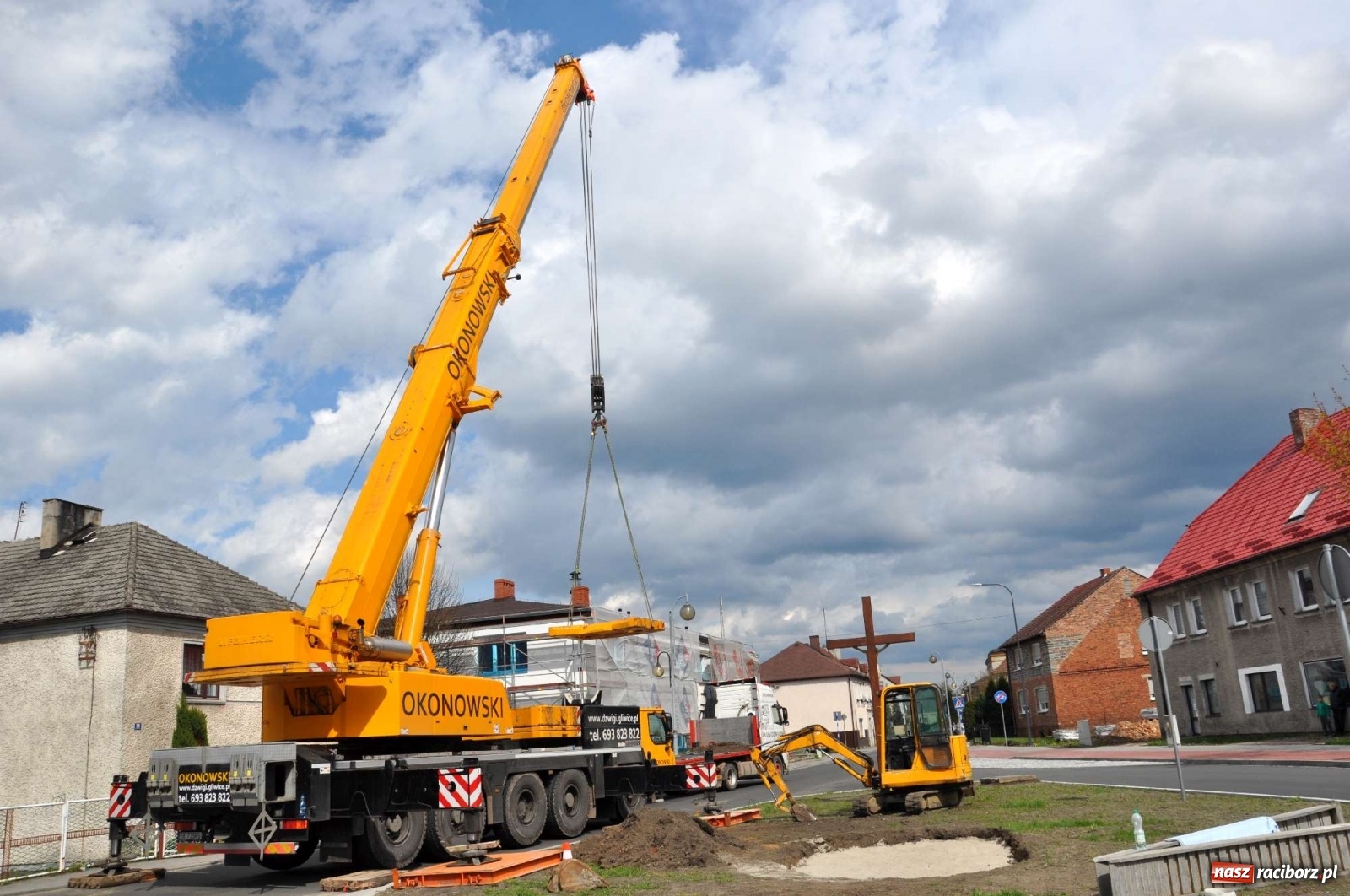 Zdjęcie w galerii na portalu naszraciborz.pl: W Kuźni Raciborskiej stanął głaz narzutowy z epoki lodowcowej wiadomości z regionu