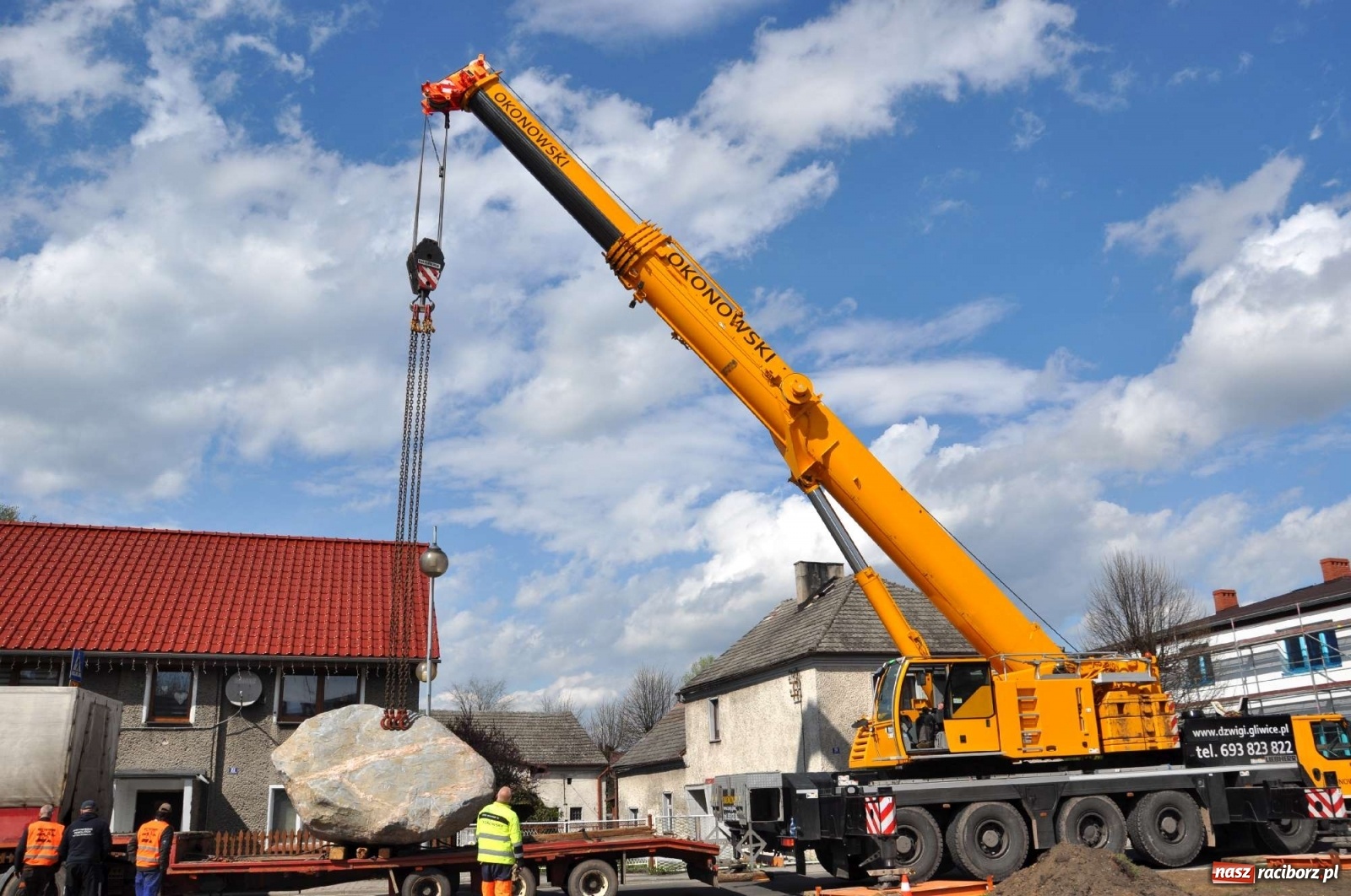 Zdjęcie w galerii na portalu naszraciborz.pl: W Kuźni Raciborskiej stanął głaz narzutowy z epoki lodowcowej wiadomości z regionu