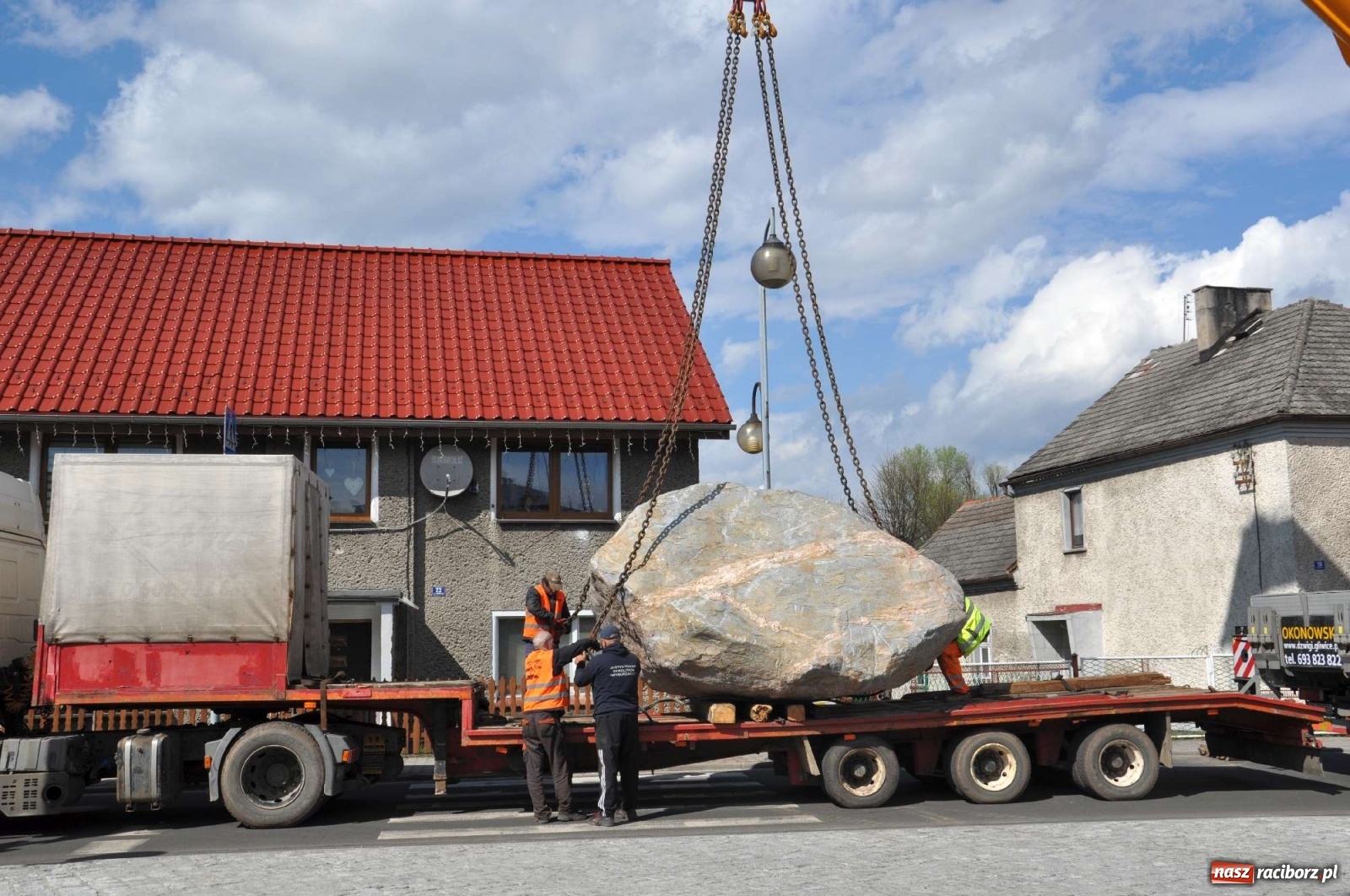 Zdjęcie w galerii na portalu naszraciborz.pl: W Kuźni Raciborskiej stanął głaz narzutowy z epoki lodowcowej wiadomości z regionu