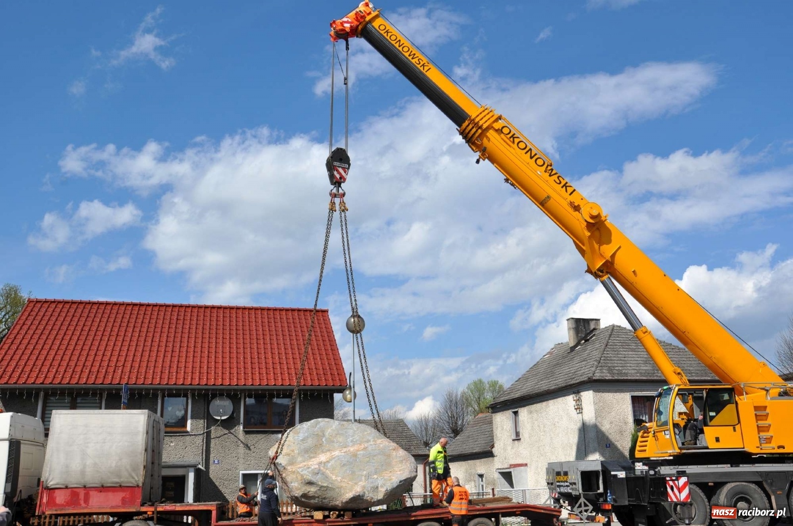 Zdjęcie w galerii na portalu naszraciborz.pl: W Kuźni Raciborskiej stanął głaz narzutowy z epoki lodowcowej wiadomości z regionu