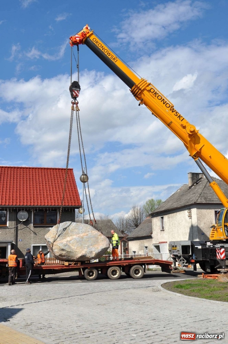 Zdjęcie w galerii na portalu naszraciborz.pl: W Kuźni Raciborskiej stanął głaz narzutowy z epoki lodowcowej wiadomości z regionu