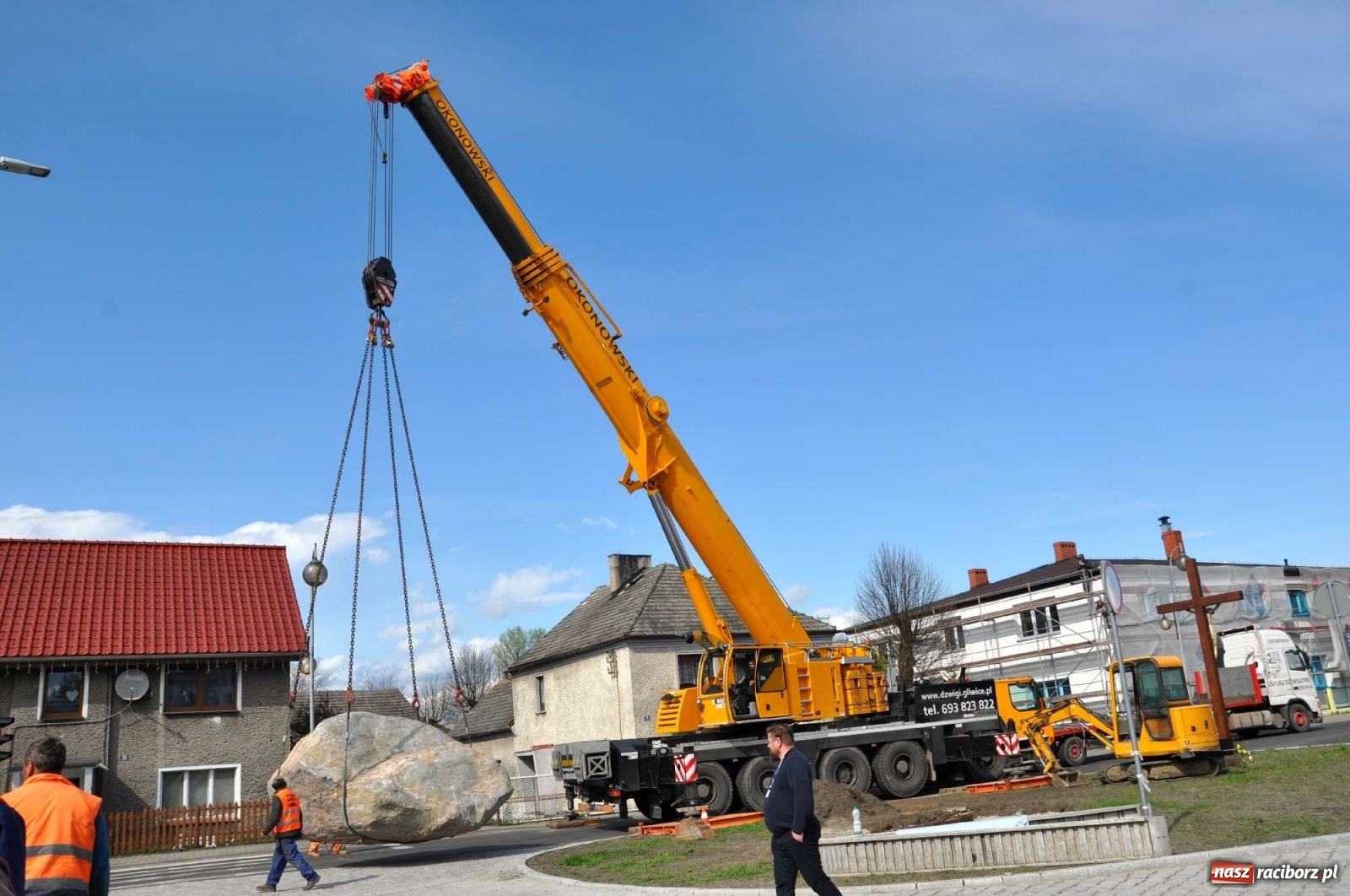 Zdjęcie w galerii na portalu naszraciborz.pl: W Kuźni Raciborskiej stanął głaz narzutowy z epoki lodowcowej wiadomości z regionu