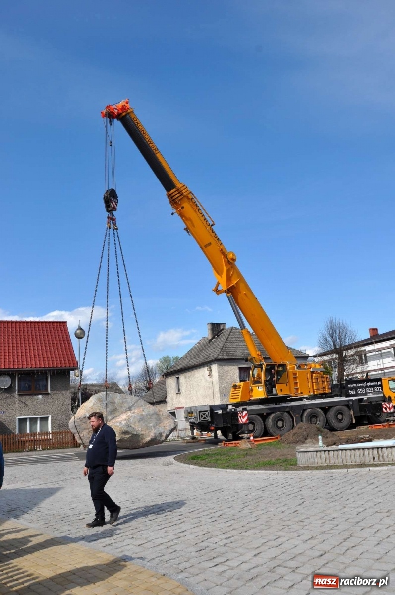 Zdjęcie w galerii na portalu naszraciborz.pl: W Kuźni Raciborskiej stanął głaz narzutowy z epoki lodowcowej wiadomości z regionu