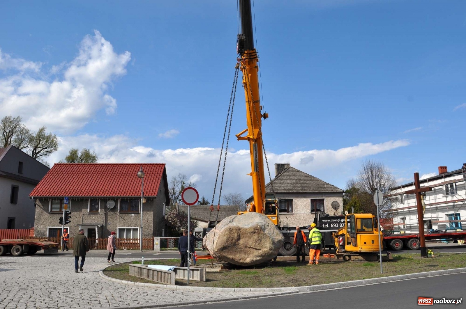 Zdjęcie w galerii na portalu naszraciborz.pl: W Kuźni Raciborskiej stanął głaz narzutowy z epoki lodowcowej wiadomości z regionu