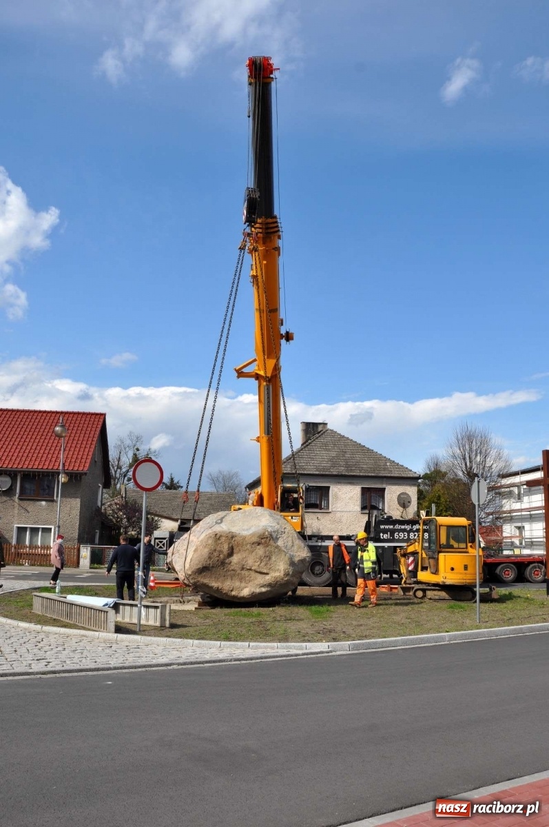 Zdjęcie w galerii na portalu naszraciborz.pl: W Kuźni Raciborskiej stanął głaz narzutowy z epoki lodowcowej wiadomości z regionu