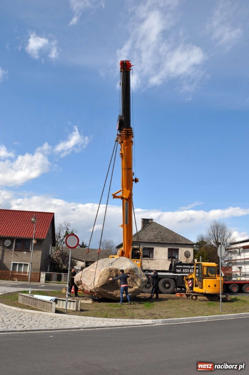 Zdjęcie w galerii na portalu naszraciborz.pl: W Kuźni Raciborskiej stanął głaz narzutowy z epoki lodowcowej wiadomości z regionu