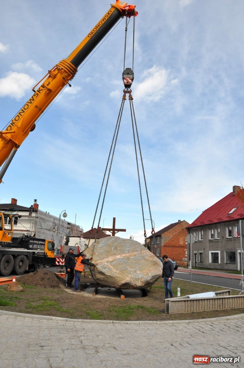 Zdjęcie w galerii na portalu naszraciborz.pl: W Kuźni Raciborskiej stanął głaz narzutowy z epoki lodowcowej wiadomości z regionu