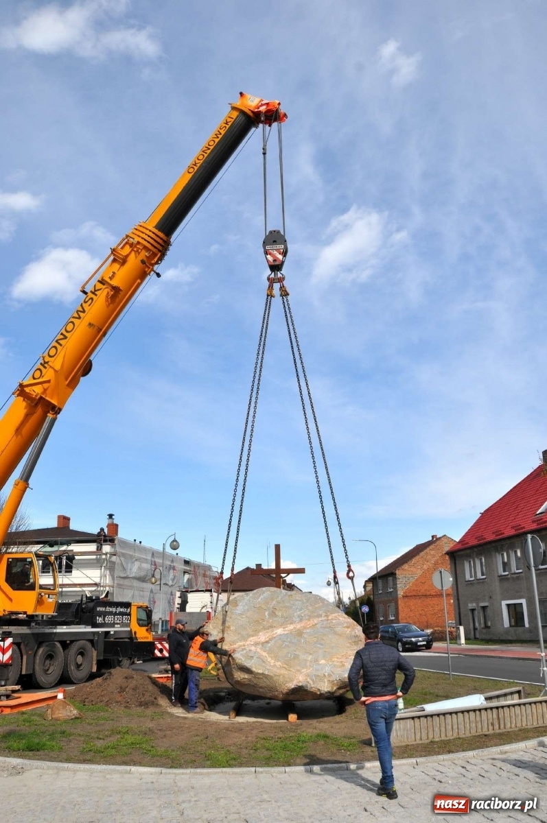 Zdjęcie w galerii na portalu naszraciborz.pl: W Kuźni Raciborskiej stanął głaz narzutowy z epoki lodowcowej wiadomości z regionu
