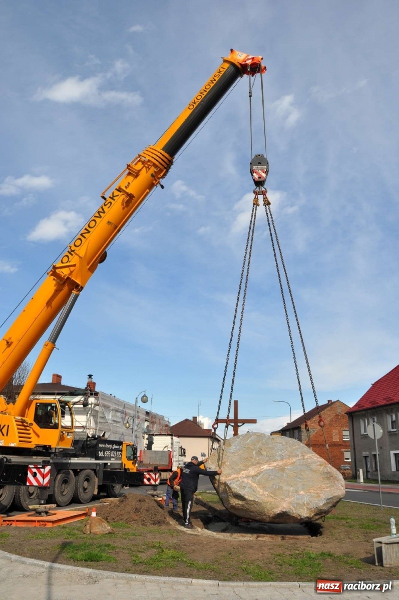 Zdjęcie w galerii na portalu naszraciborz.pl: W Kuźni Raciborskiej stanął głaz narzutowy z epoki lodowcowej wiadomości z regionu