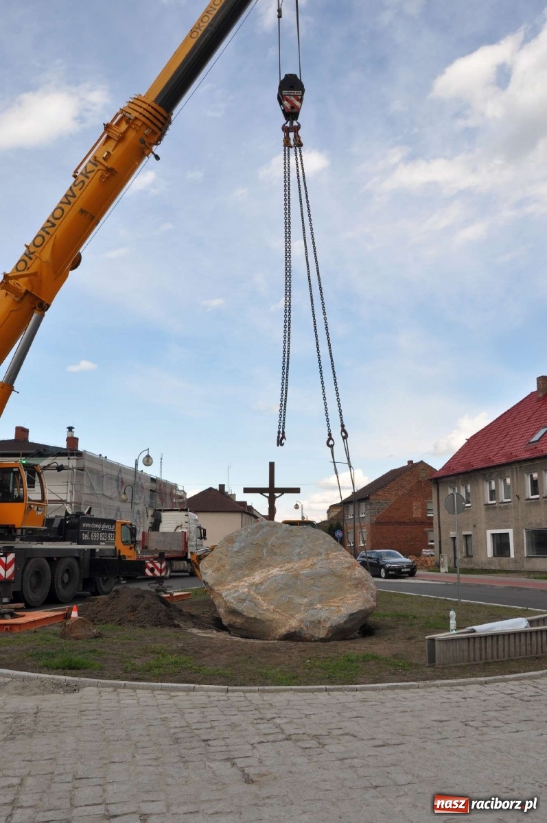 Zdjęcie w galerii na portalu naszraciborz.pl: W Kuźni Raciborskiej stanął głaz narzutowy z epoki lodowcowej wiadomości z regionu