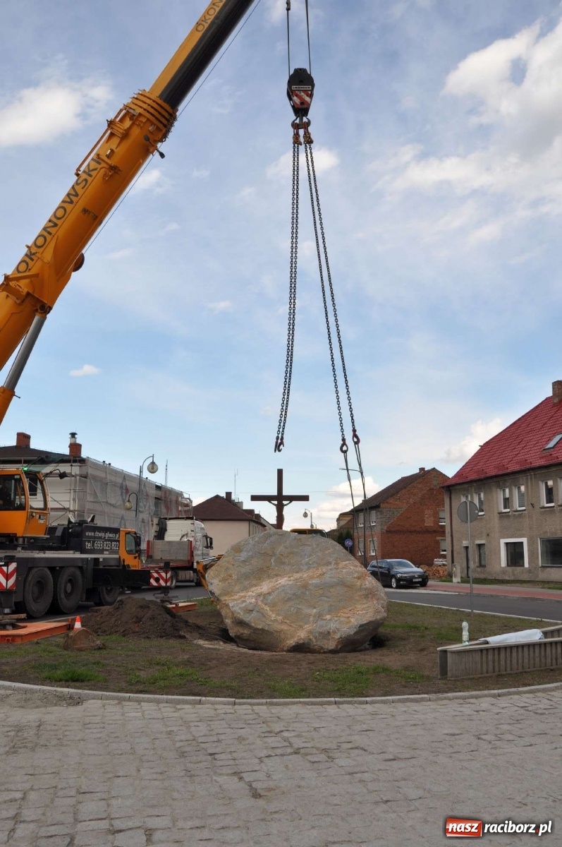 Zdjęcie w galerii na portalu naszraciborz.pl: W Kuźni Raciborskiej stanął głaz narzutowy z epoki lodowcowej wiadomości z regionu