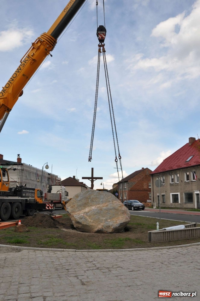 Zdjęcie w galerii na portalu naszraciborz.pl: W Kuźni Raciborskiej stanął głaz narzutowy z epoki lodowcowej wiadomości z regionu