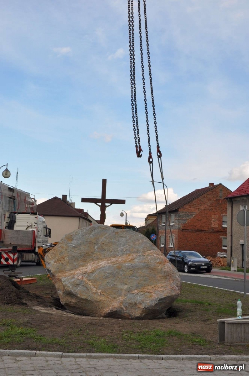 Zdjęcie w galerii na portalu naszraciborz.pl: W Kuźni Raciborskiej stanął głaz narzutowy z epoki lodowcowej wiadomości z regionu