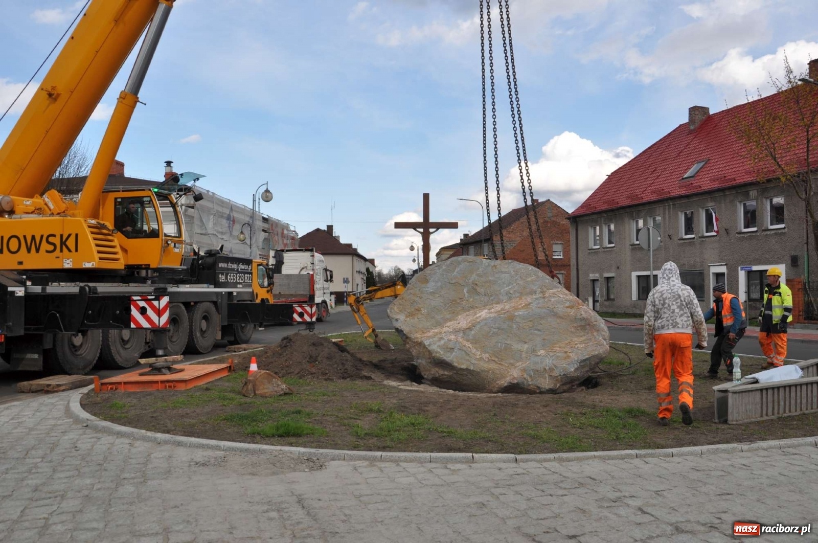 Zdjęcie w galerii na portalu naszraciborz.pl: W Kuźni Raciborskiej stanął głaz narzutowy z epoki lodowcowej wiadomości z regionu