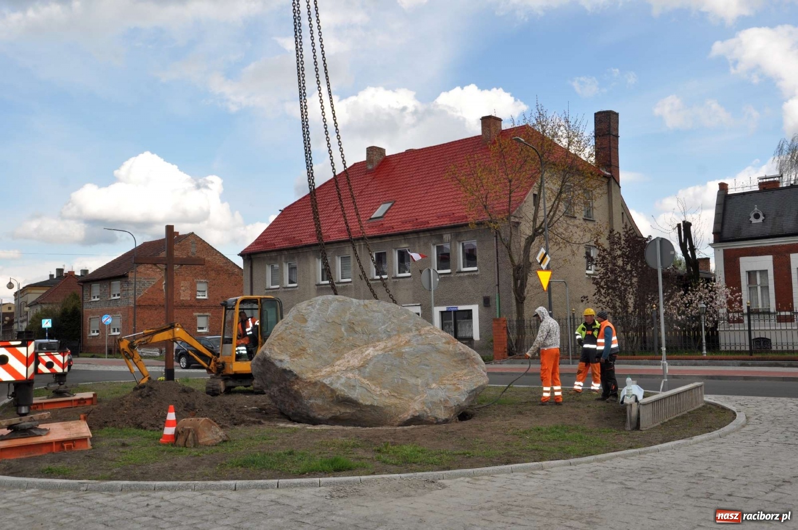 Zdjęcie w galerii na portalu naszraciborz.pl: W Kuźni Raciborskiej stanął głaz narzutowy z epoki lodowcowej wiadomości z regionu