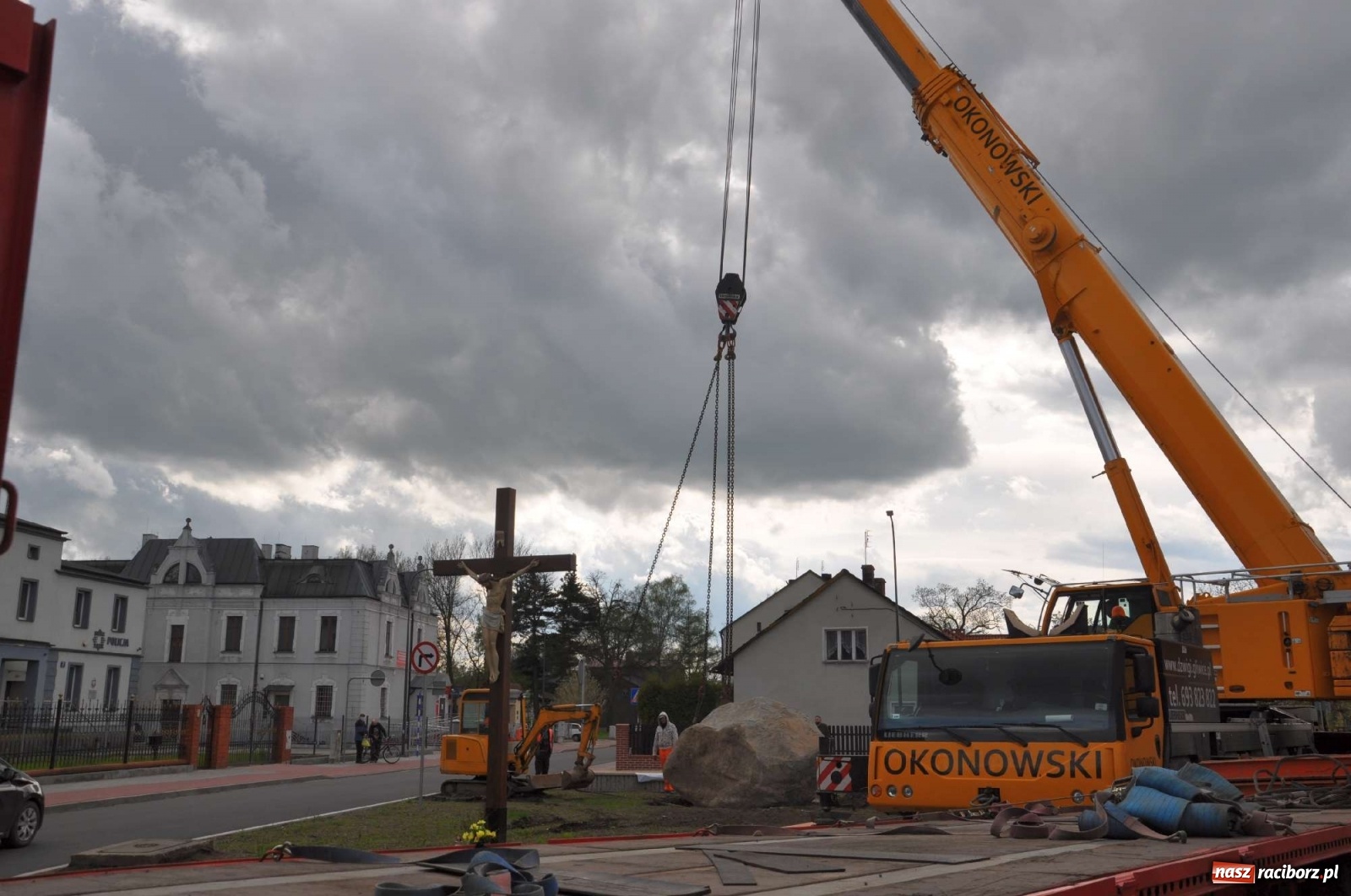 Zdjęcie w galerii na portalu naszraciborz.pl: W Kuźni Raciborskiej stanął głaz narzutowy z epoki lodowcowej wiadomości z regionu