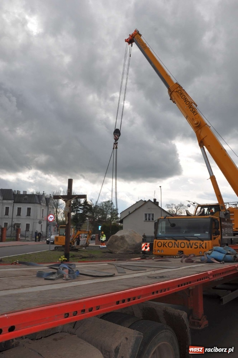 Zdjęcie w galerii na portalu naszraciborz.pl: W Kuźni Raciborskiej stanął głaz narzutowy z epoki lodowcowej wiadomości z regionu