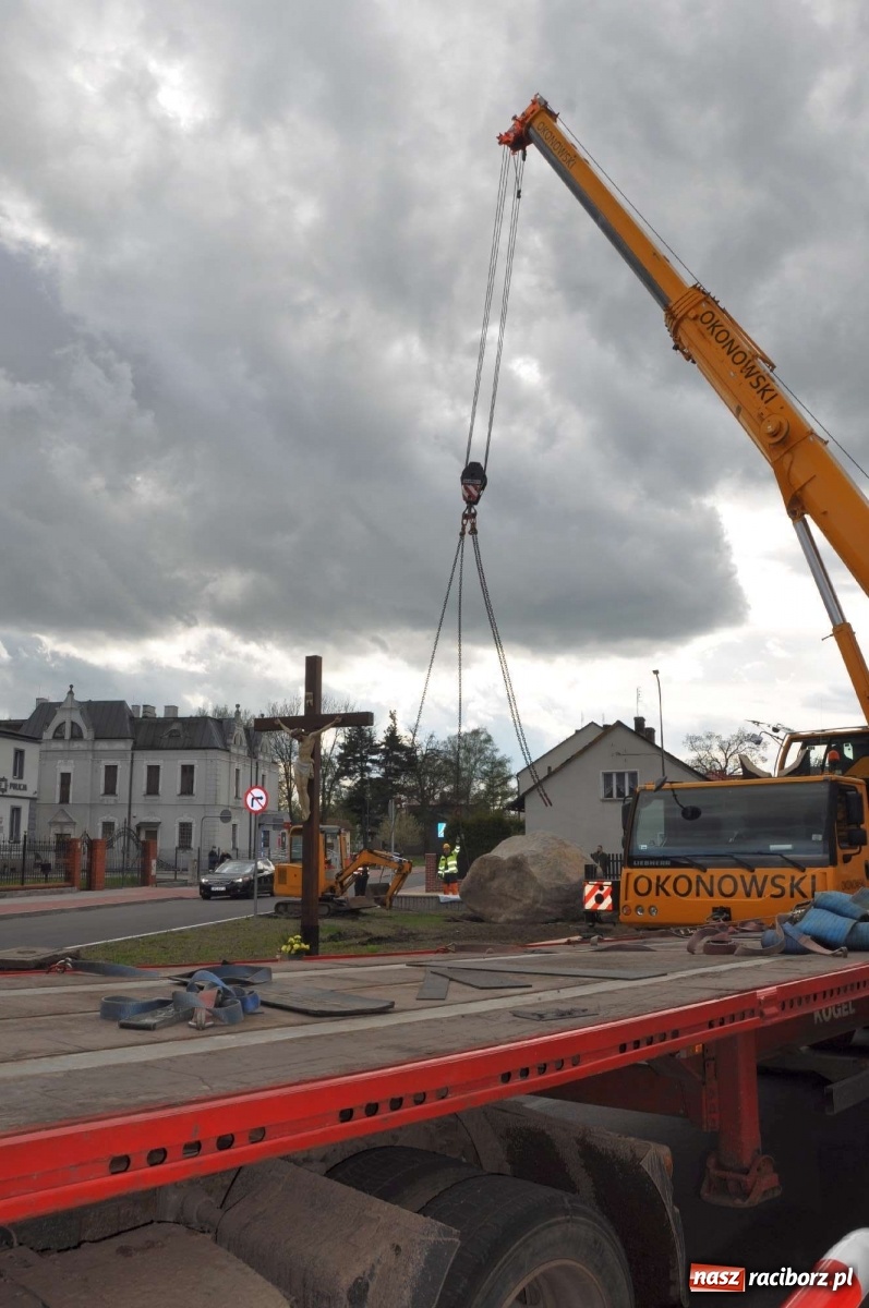 Zdjęcie w galerii na portalu naszraciborz.pl: W Kuźni Raciborskiej stanął głaz narzutowy z epoki lodowcowej wiadomości z regionu