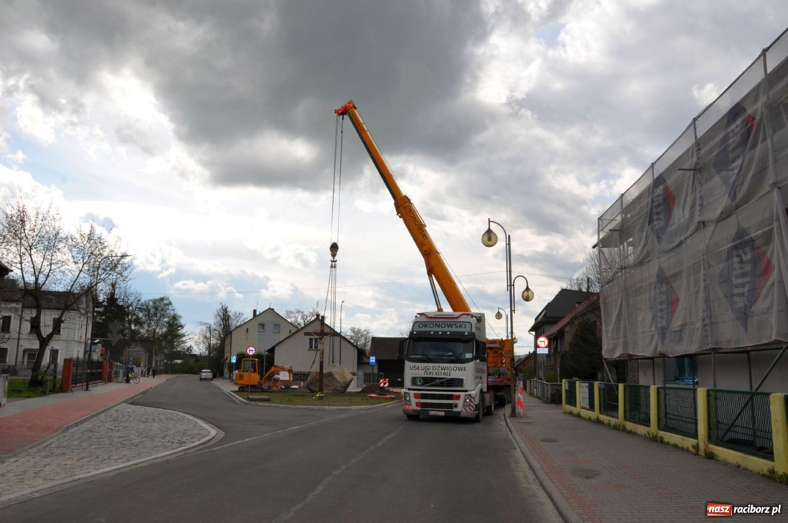 Zdjęcie w galerii na portalu naszraciborz.pl: W Kuźni Raciborskiej stanął głaz narzutowy z epoki lodowcowej wiadomości z regionu