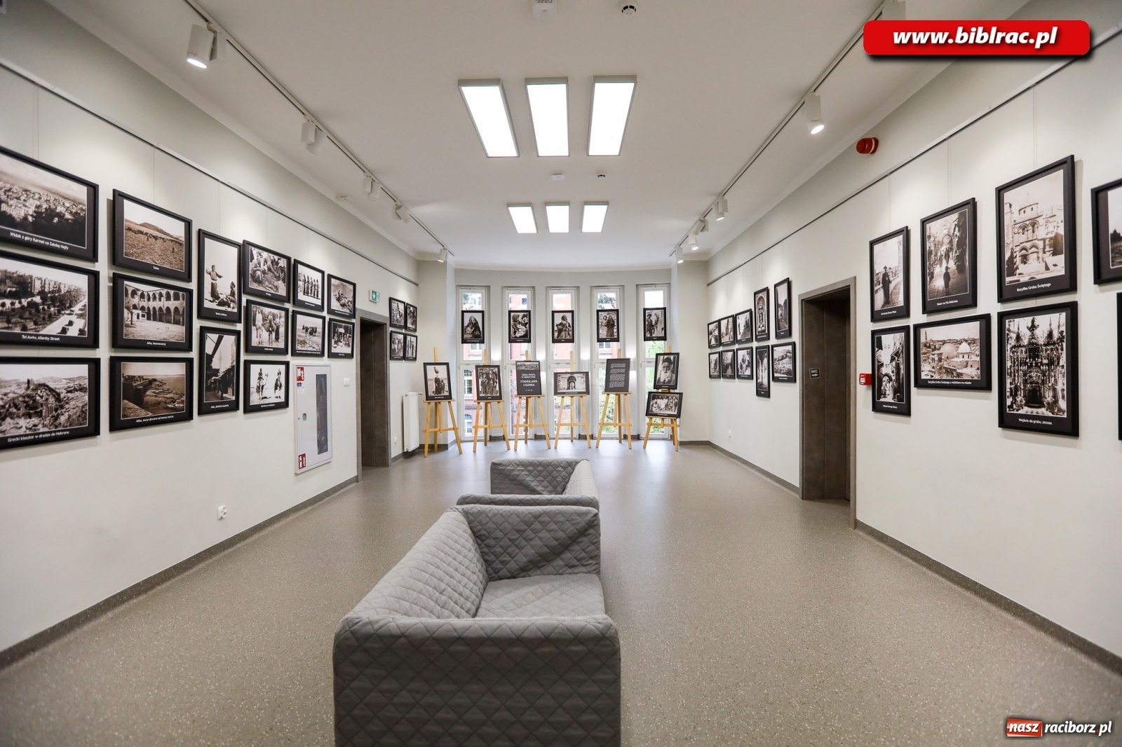Zdjęcie w galerii na portalu naszraciborz.pl: Ziemia Święta w perspektywie Stanisława Ligonia. Wystawa w bibliotece wiadomości z regionu