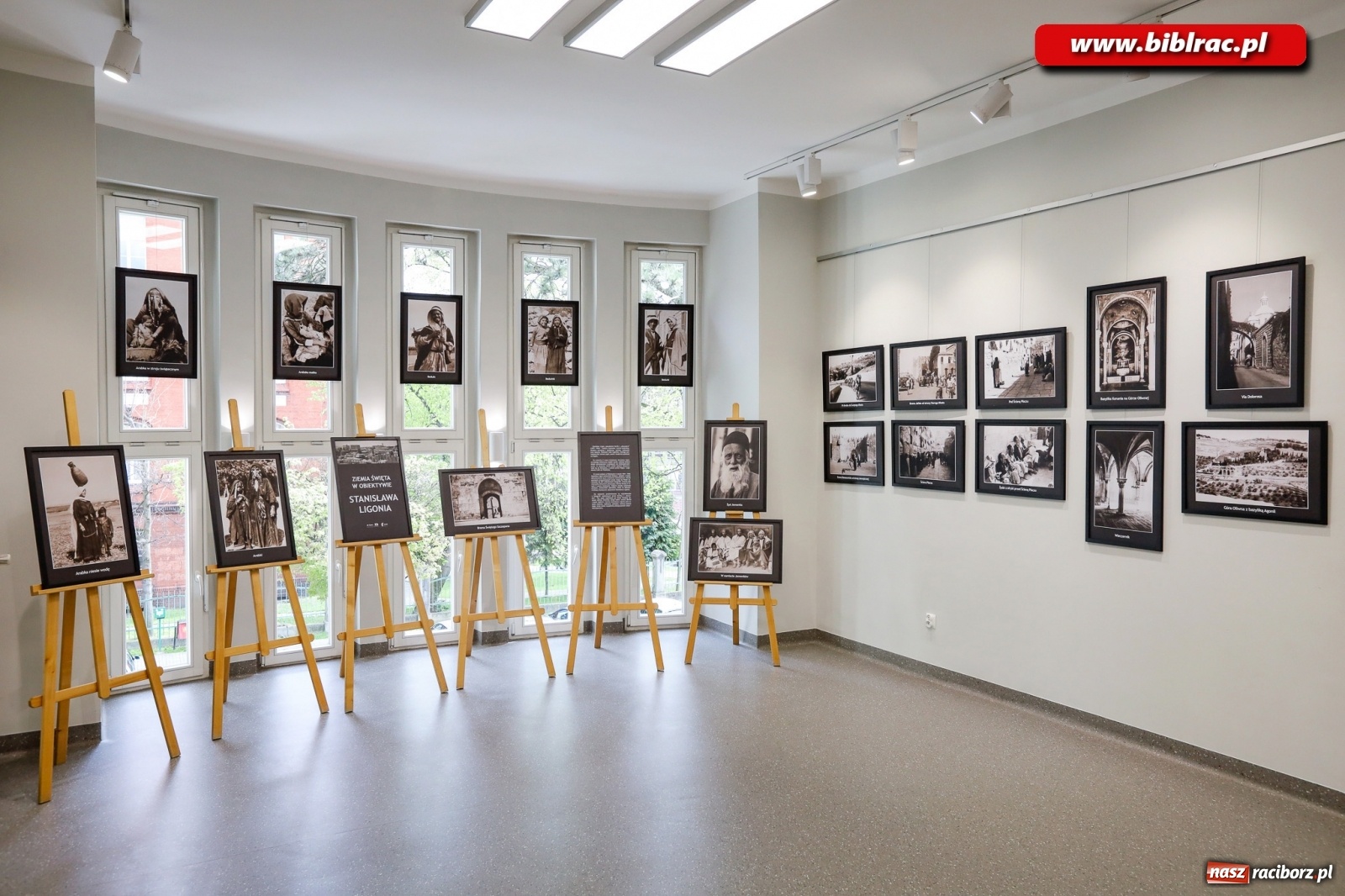Zdjęcie w galerii na portalu naszraciborz.pl: Ziemia Święta w perspektywie Stanisława Ligonia. Wystawa w bibliotece wiadomości z regionu