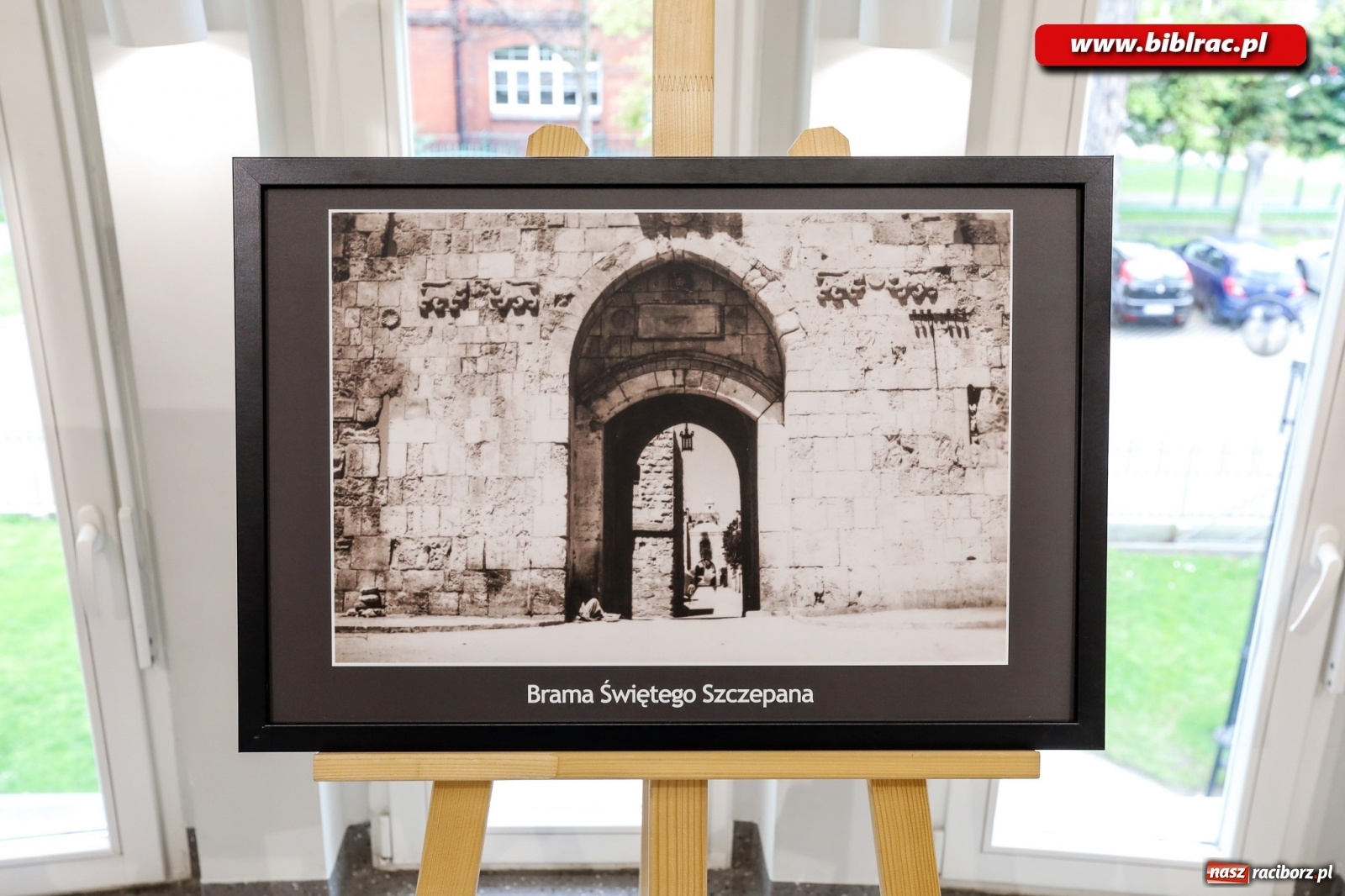 Zdjęcie w galerii na portalu naszraciborz.pl: Ziemia Święta w perspektywie Stanisława Ligonia. Wystawa w bibliotece wiadomości z regionu