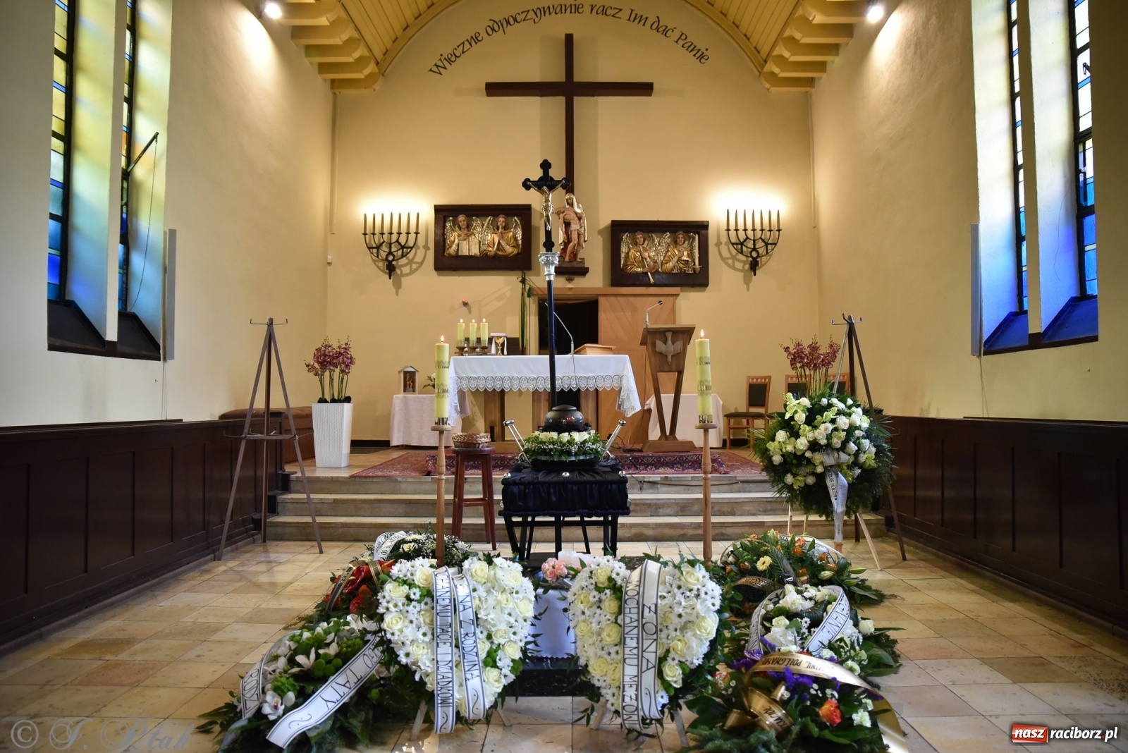 Zdjęcie w galerii na portalu naszraciborz.pl: Ostatnie pożegnanie doktora Stanisława Morawca [FOTO] wiadomości z regionu