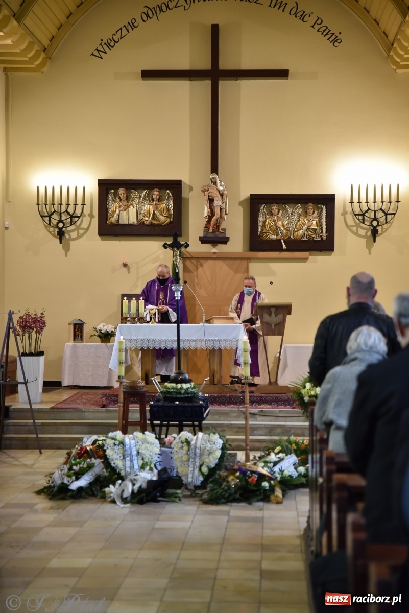 Zdjęcie w galerii na portalu naszraciborz.pl: Ostatnie pożegnanie doktora Stanisława Morawca [FOTO] wiadomości z regionu