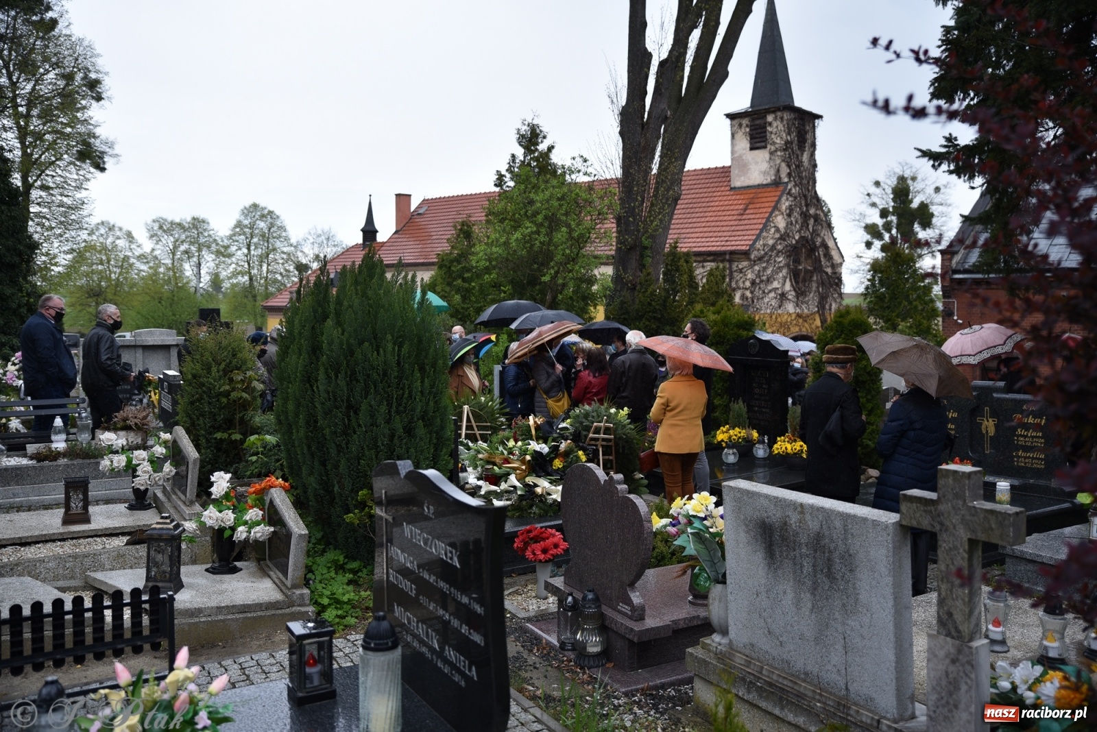 Zdjęcie w galerii na portalu naszraciborz.pl: Ostatnie pożegnanie doktora Stanisława Morawca [FOTO] wiadomości z regionu