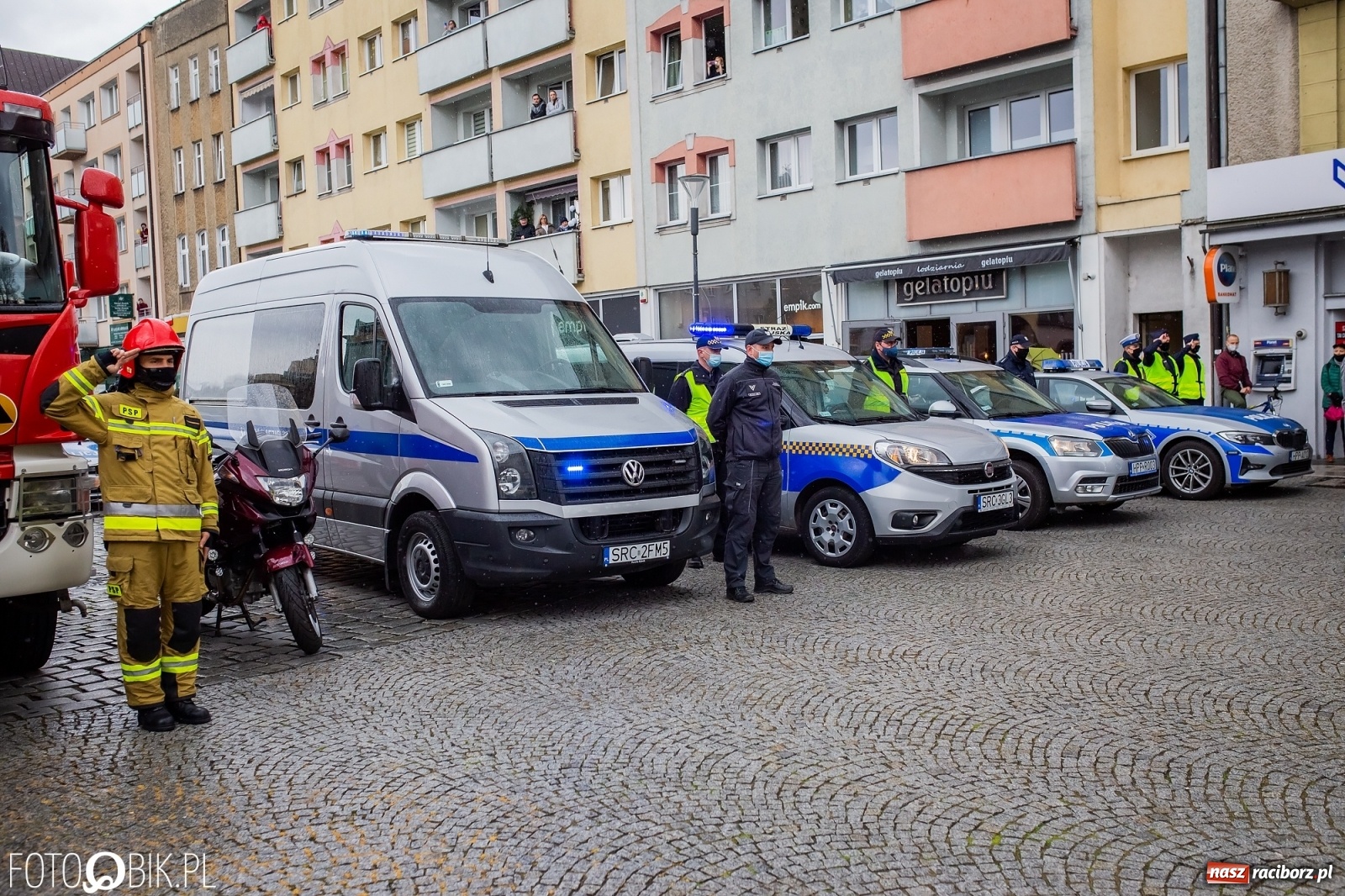 Zdjęcie w galerii na portalu naszraciborz.pl: Tak Racibórz żegnał śp. aspiranta Michała Kędzierskiego [FOTO Z DRONA] wiadomości z regionu