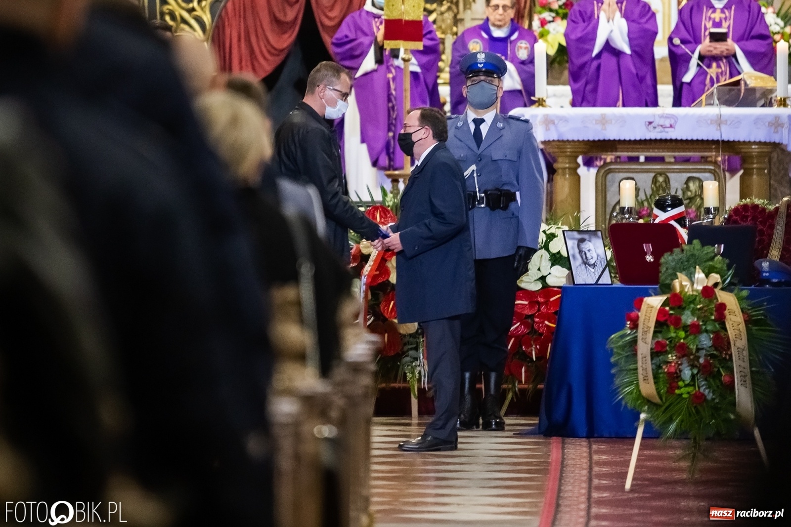Zdjęcie w galerii na portalu naszraciborz.pl: Tak Racibórz żegnał śp. aspiranta Michała Kędzierskiego [FOTO Z DRONA] wiadomości z regionu