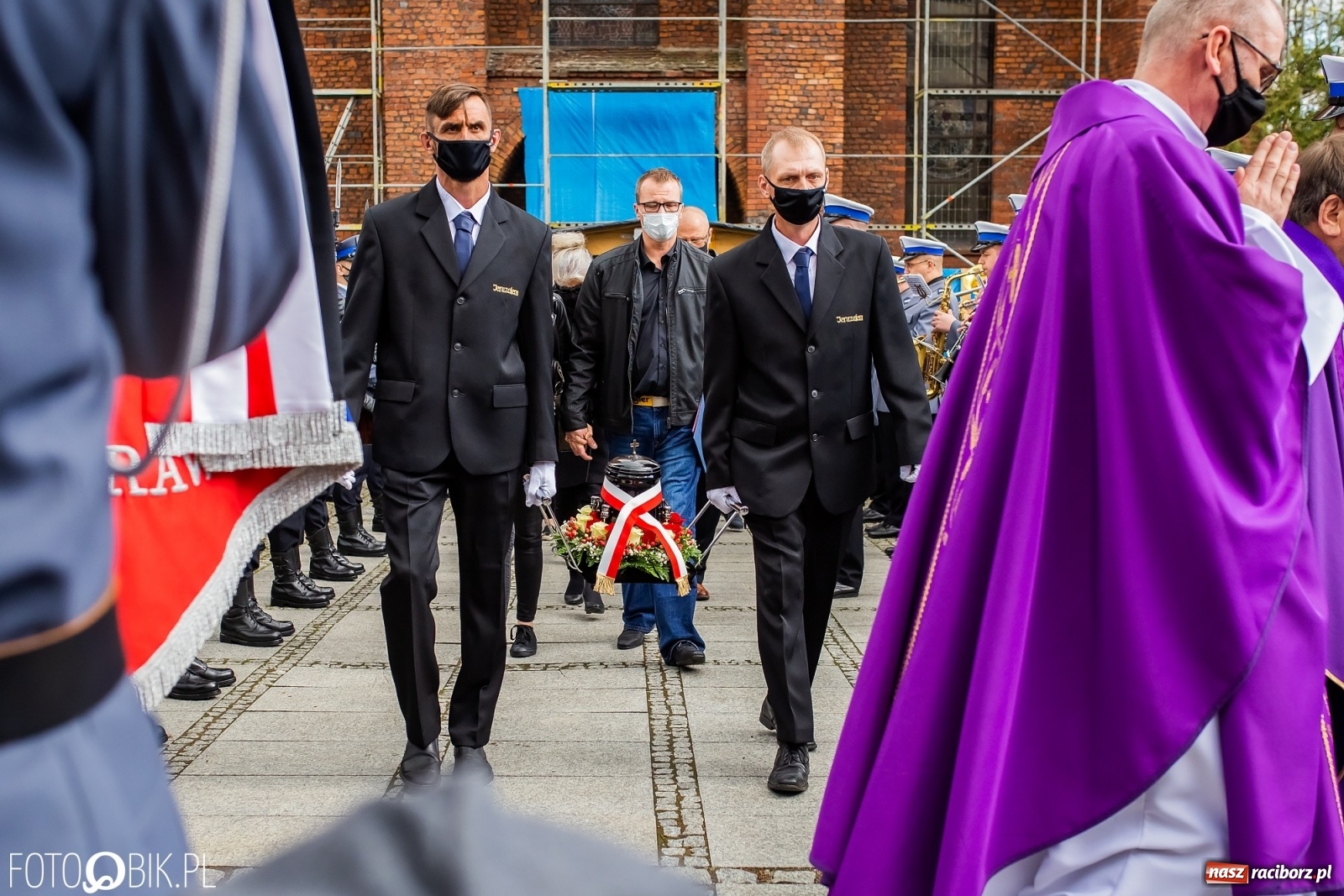 Zdjęcie w galerii na portalu naszraciborz.pl: Tak Racibórz żegnał śp. aspiranta Michała Kędzierskiego [FOTO Z DRONA] wiadomości z regionu