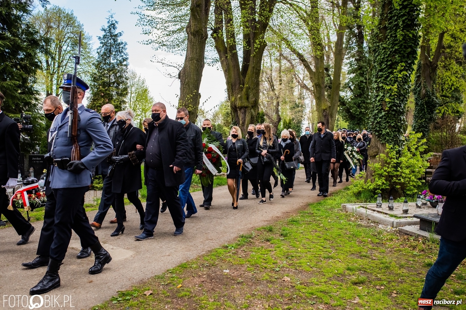 Zdjęcie w galerii na portalu naszraciborz.pl: Tak Racibórz żegnał śp. aspiranta Michała Kędzierskiego [FOTO Z DRONA] wiadomości z regionu