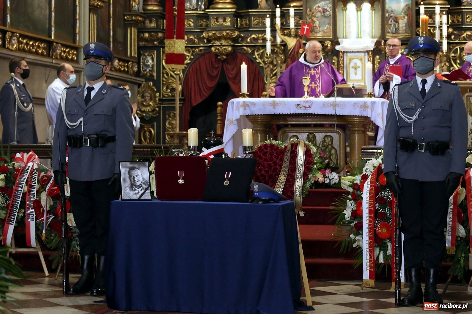 Zdjęcie w galerii na portalu naszraciborz.pl: Tak Racibórz żegnał śp. aspiranta Michała Kędzierskiego [FOTO Z DRONA] wiadomości z regionu
