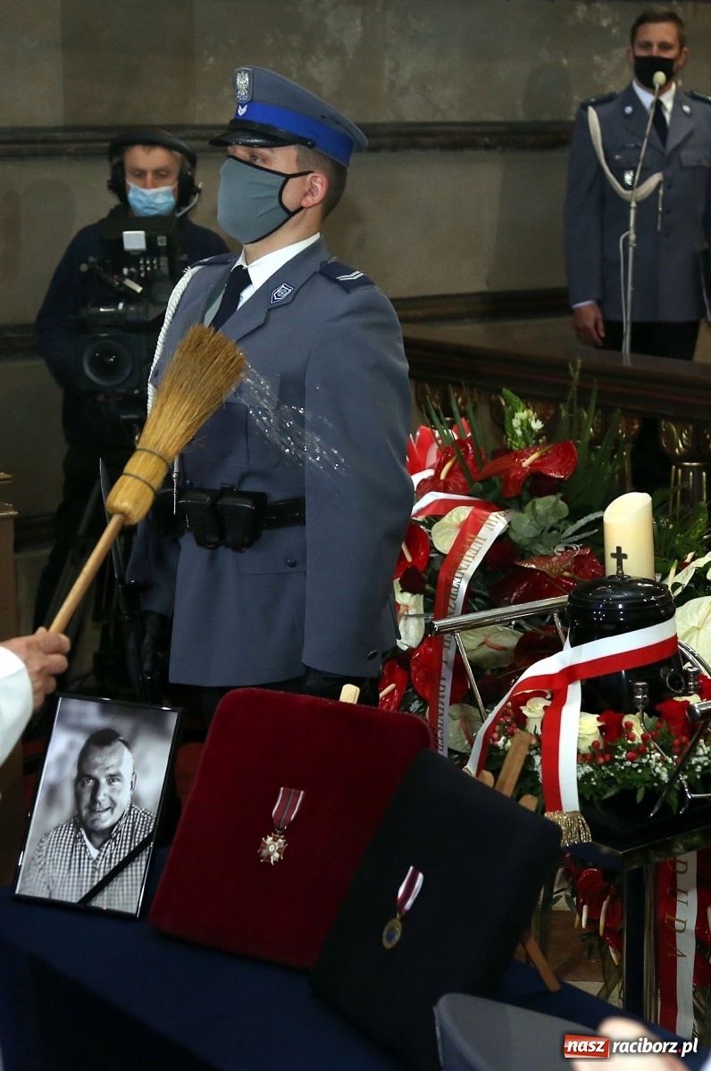 Zdjęcie w galerii na portalu naszraciborz.pl: Tak Racibórz żegnał śp. aspiranta Michała Kędzierskiego [FOTO Z DRONA] wiadomości z regionu