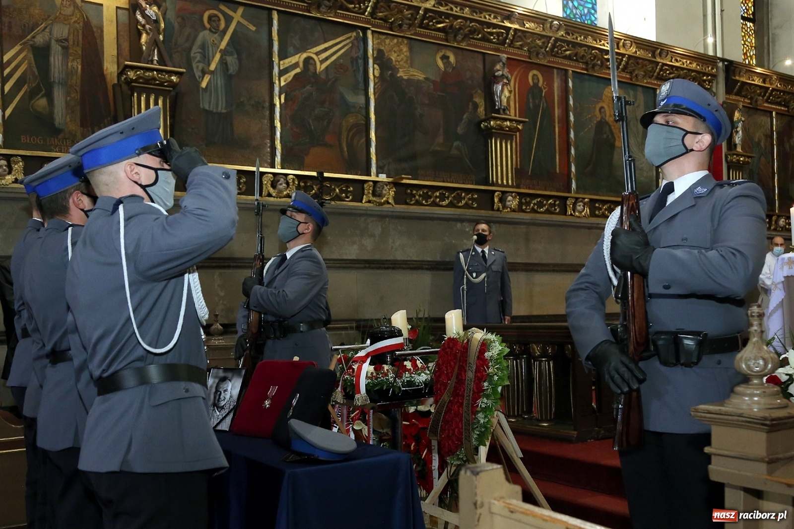Zdjęcie w galerii na portalu naszraciborz.pl: Tak Racibórz żegnał śp. aspiranta Michała Kędzierskiego [FOTO Z DRONA] wiadomości z regionu