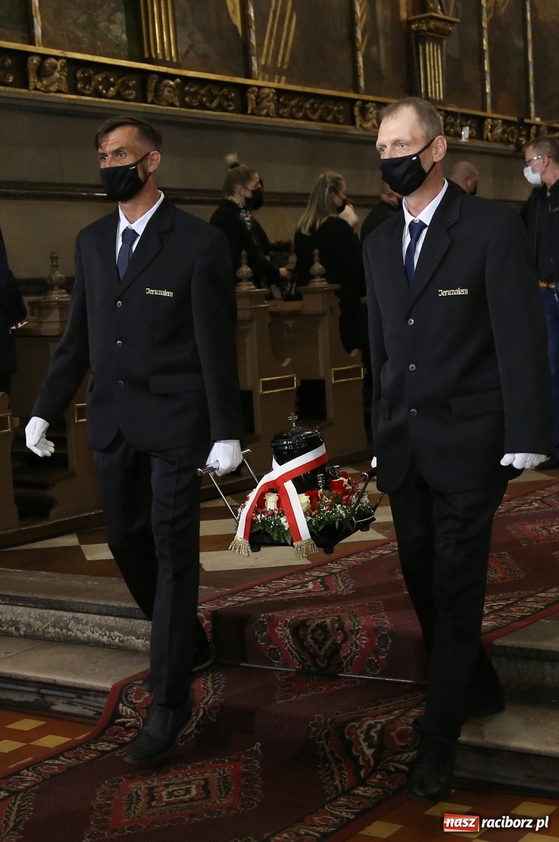 Zdjęcie w galerii na portalu naszraciborz.pl: Tak Racibórz żegnał śp. aspiranta Michała Kędzierskiego [FOTO Z DRONA] wiadomości z regionu