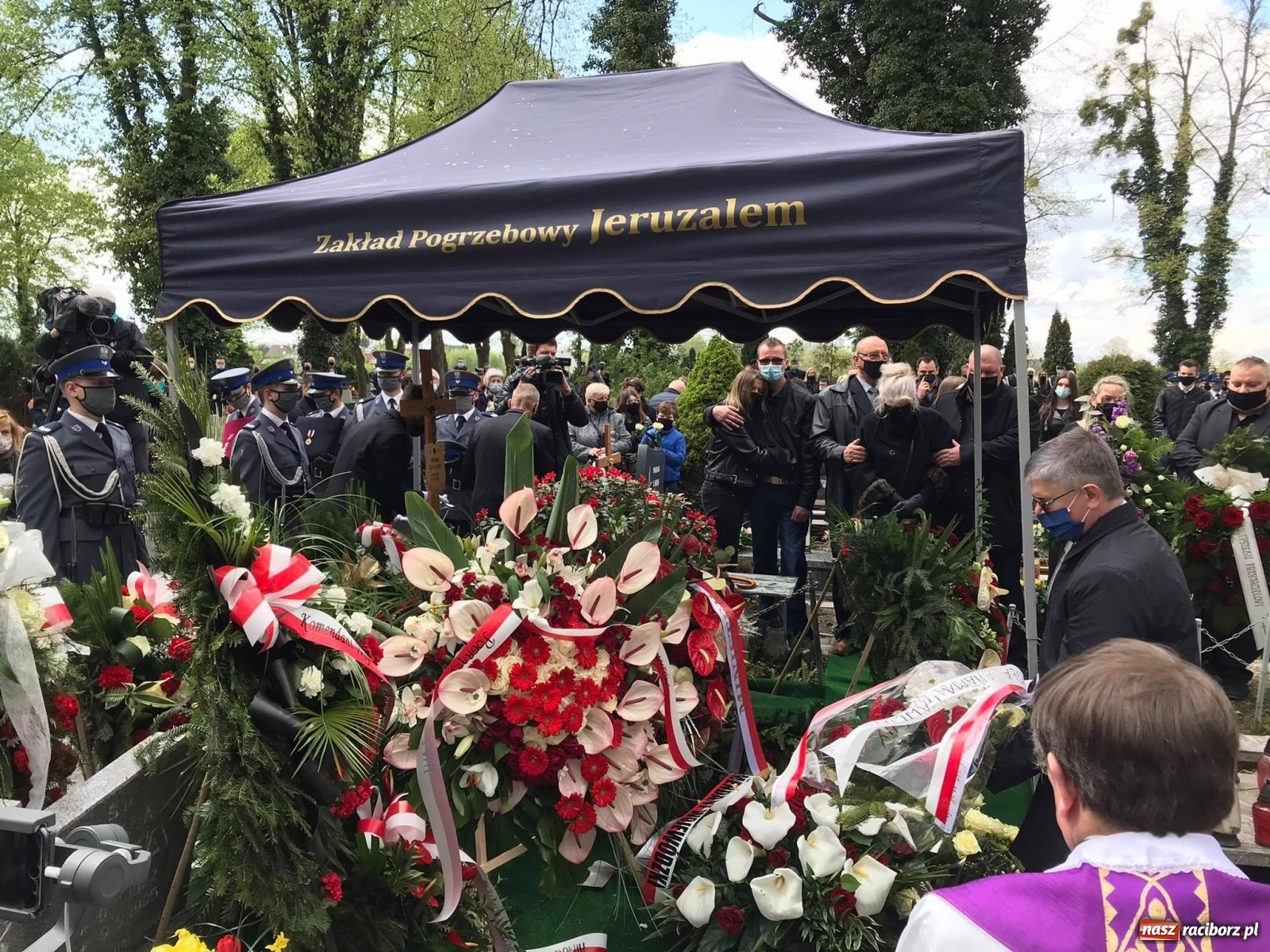Zdjęcie w galerii na portalu naszraciborz.pl: Tak Racibórz żegnał śp. aspiranta Michała Kędzierskiego [FOTO Z DRONA] wiadomości z regionu