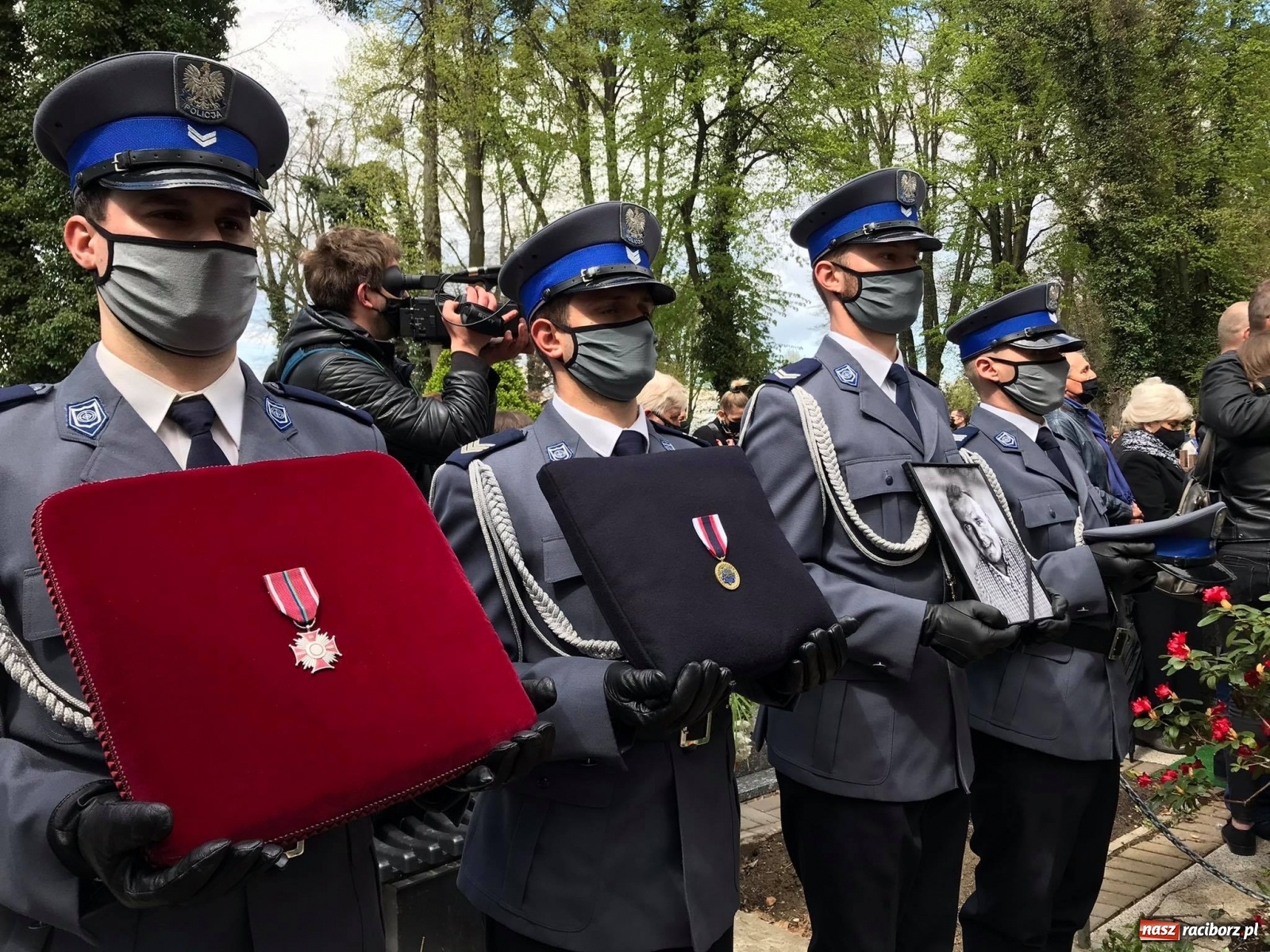 Zdjęcie w galerii na portalu naszraciborz.pl: Tak Racibórz żegnał śp. aspiranta Michała Kędzierskiego [FOTO Z DRONA] wiadomości z regionu