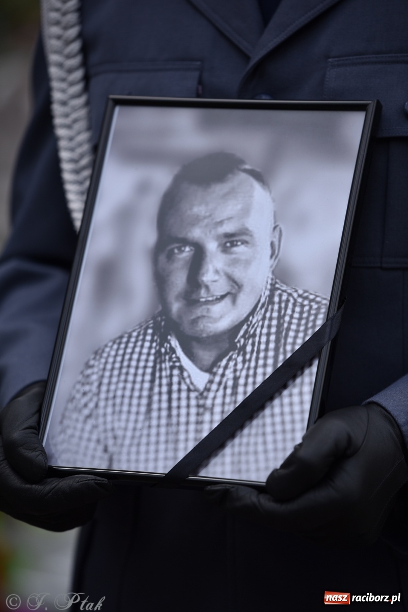 Zdjęcie w galerii na portalu naszraciborz.pl: Tak Racibórz żegnał śp. aspiranta Michała Kędzierskiego [FOTO Z DRONA] wiadomości z regionu