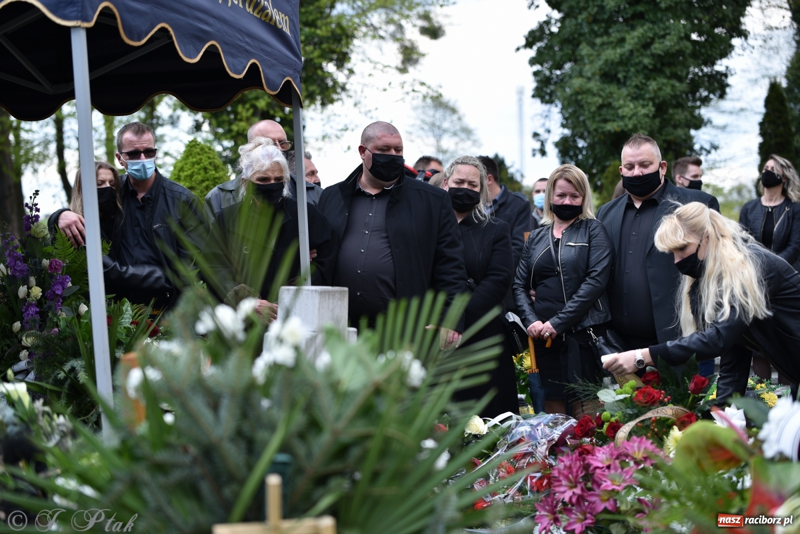 Zdjęcie w galerii na portalu naszraciborz.pl: Tak Racibórz żegnał śp. aspiranta Michała Kędzierskiego [FOTO Z DRONA] wiadomości z regionu