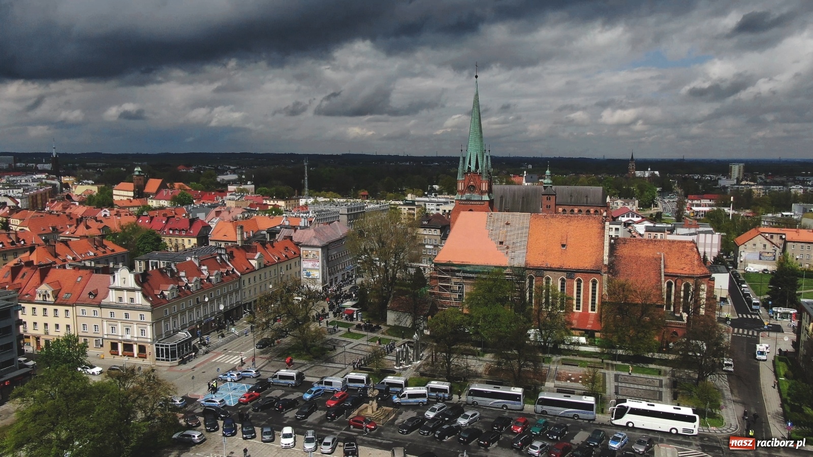 Zdjęcie w galerii na portalu naszraciborz.pl: Tak Racibórz żegnał śp. aspiranta Michała Kędzierskiego [FOTO Z DRONA] wiadomości z regionu