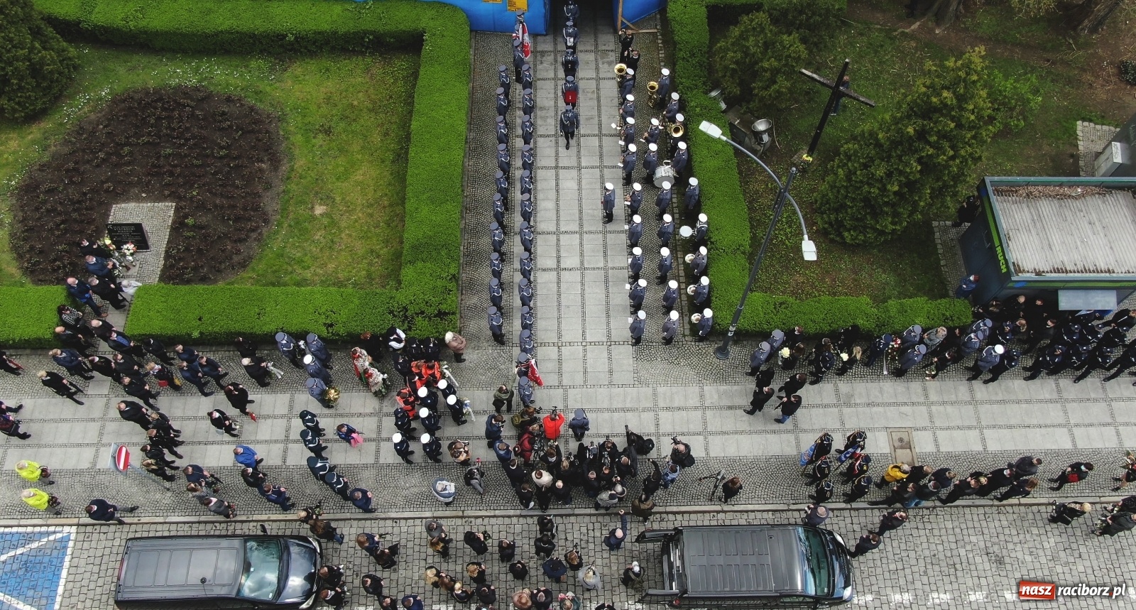 Zdjęcie w galerii na portalu naszraciborz.pl: Tak Racibórz żegnał śp. aspiranta Michała Kędzierskiego [FOTO Z DRONA] wiadomości z regionu