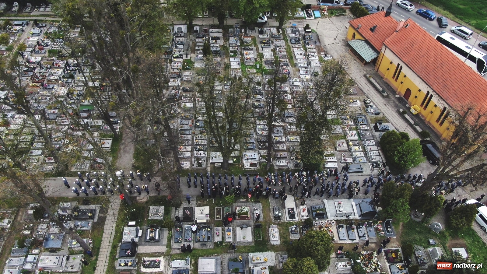Zdjęcie w galerii na portalu naszraciborz.pl: Tak Racibórz żegnał śp. aspiranta Michała Kędzierskiego [FOTO Z DRONA] wiadomości z regionu