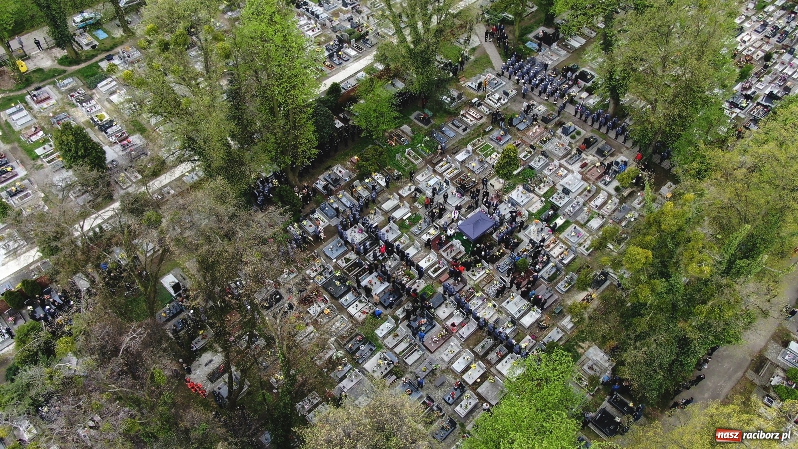 Zdjęcie w galerii na portalu naszraciborz.pl: Tak Racibórz żegnał śp. aspiranta Michała Kędzierskiego [FOTO Z DRONA] wiadomości z regionu
