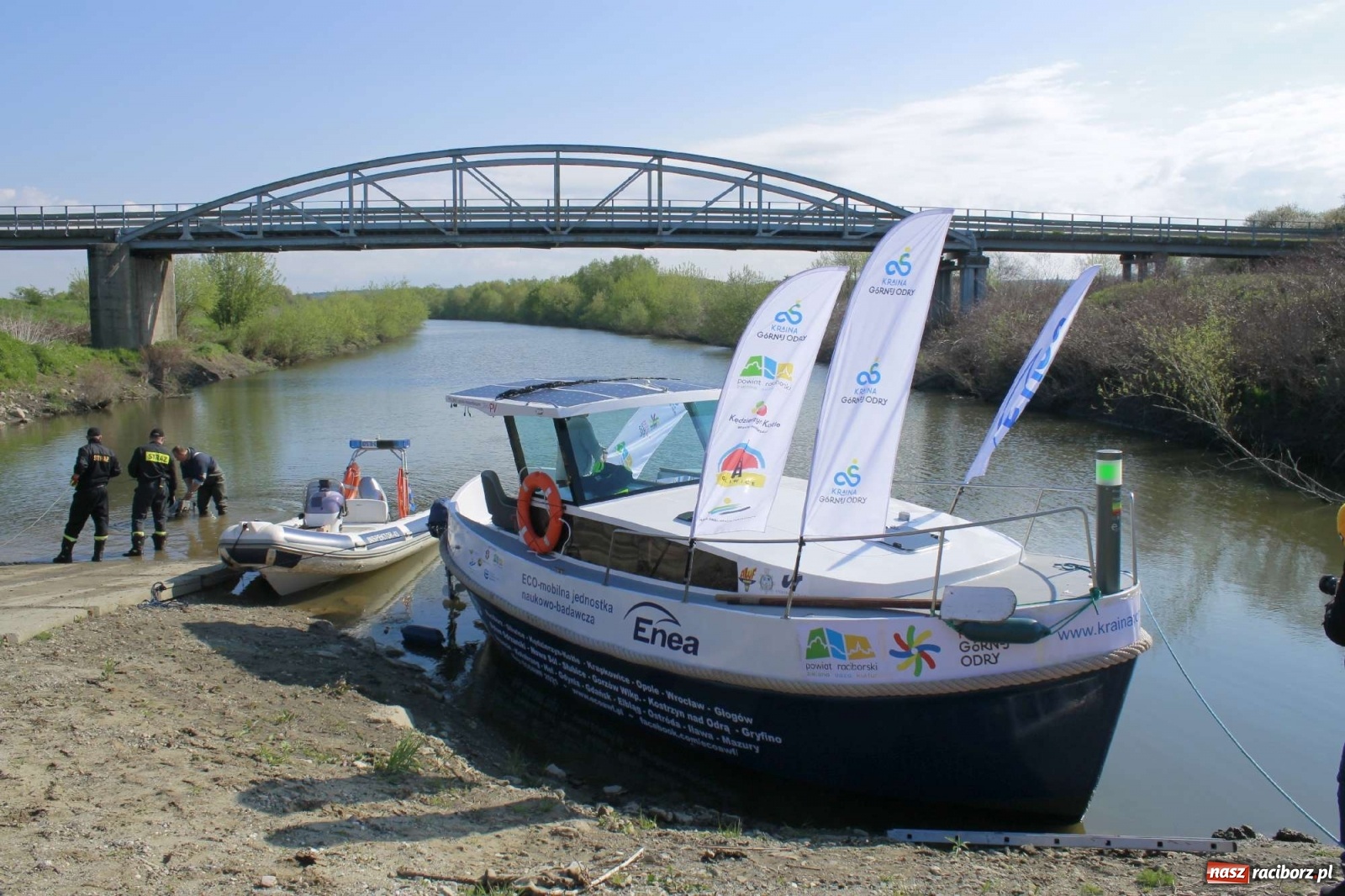 Zdjęcie w galerii na portalu naszraciborz.pl: Jacht ECO AWF wyruszył z Raciborza na rejs badawczy po Odrze. To dawna szalupa rosyjskiego zbiornikowca wiadomości z regionu
