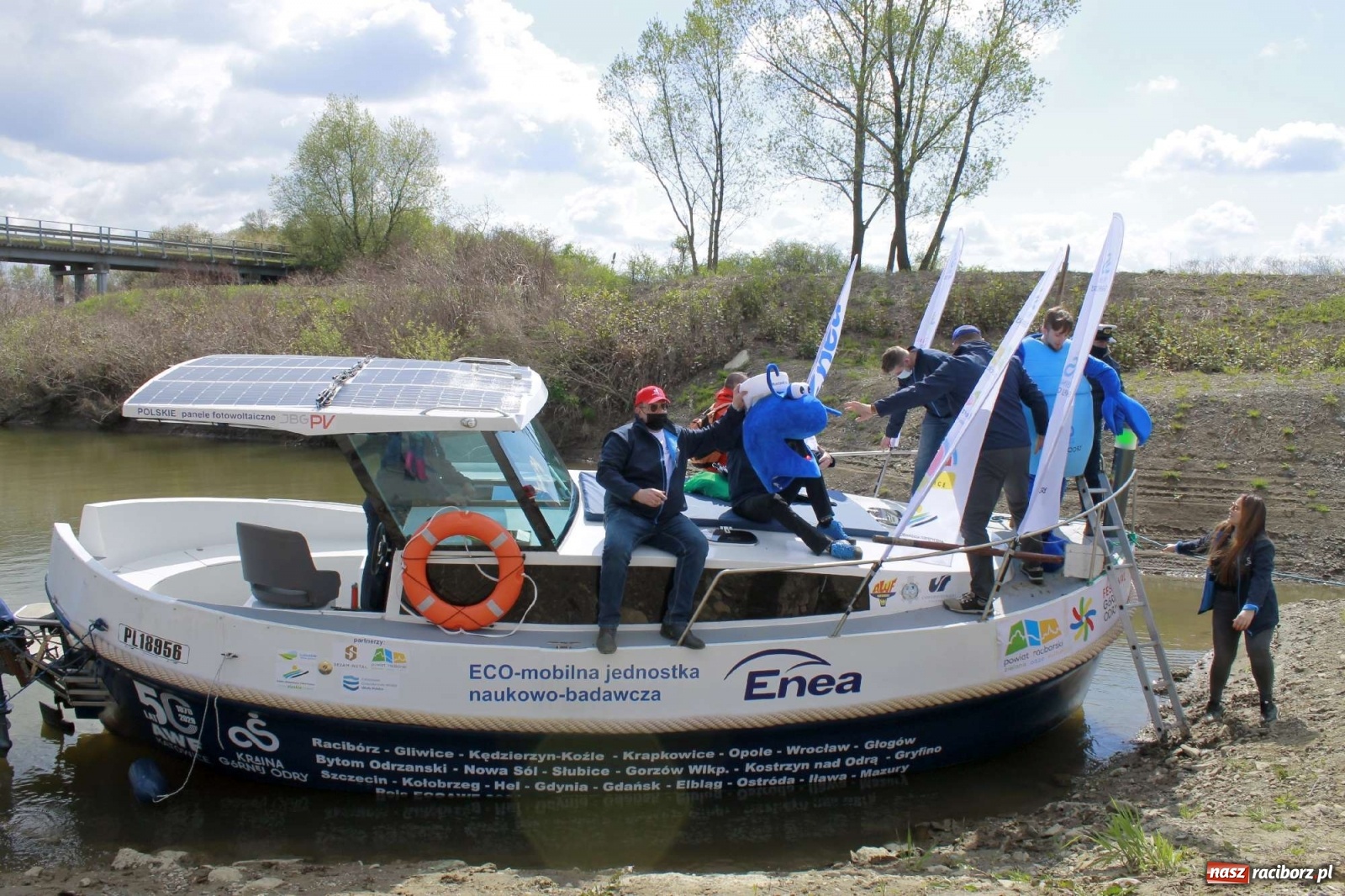 Zdjęcie w galerii na portalu naszraciborz.pl: Jacht ECO AWF wyruszył z Raciborza na rejs badawczy po Odrze. To dawna szalupa rosyjskiego zbiornikowca wiadomości z regionu