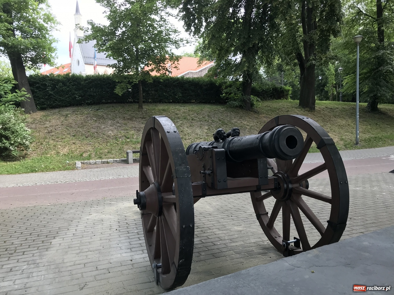 Zdjęcie w galerii na portalu naszraciborz.pl: Gdzie jest Ludmiła? Raciborzanie pytają o armatę z parku Zamkowego wiadomości z regionu