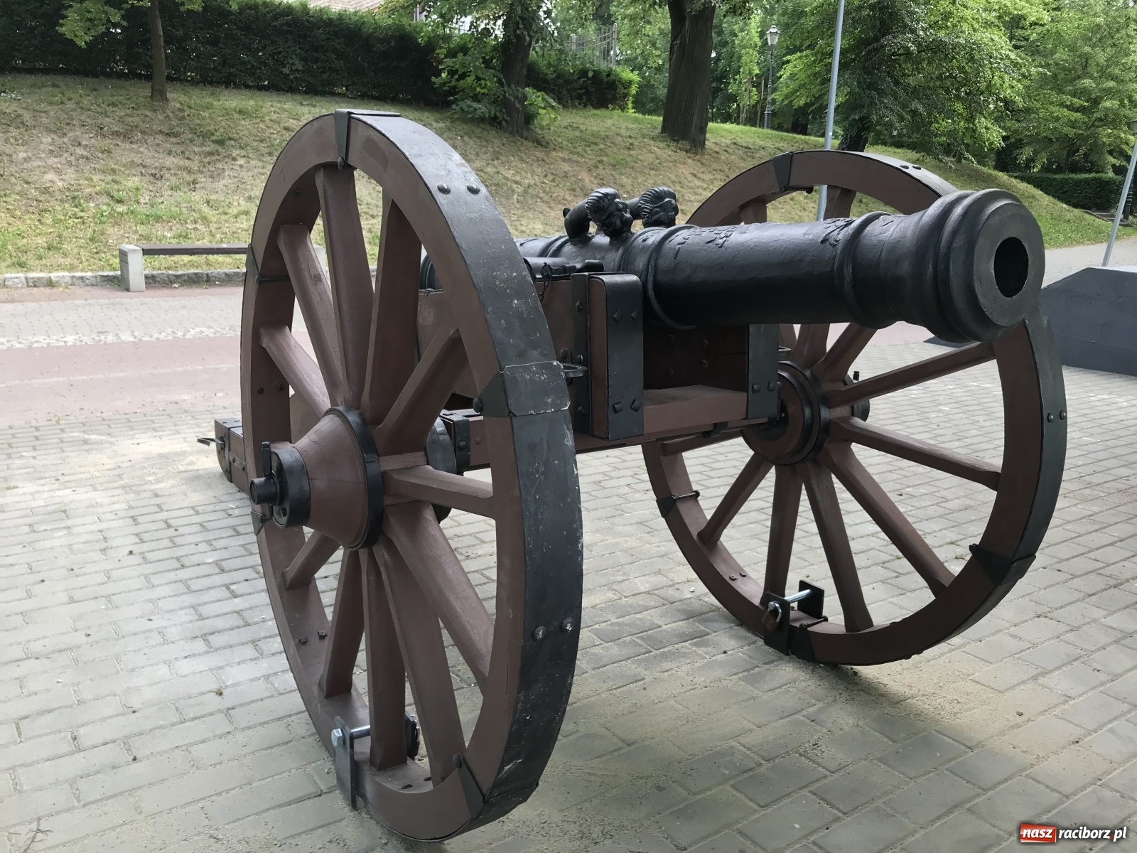 Zdjęcie w galerii na portalu naszraciborz.pl: Gdzie jest Ludmiła? Raciborzanie pytają o armatę z parku Zamkowego wiadomości z regionu